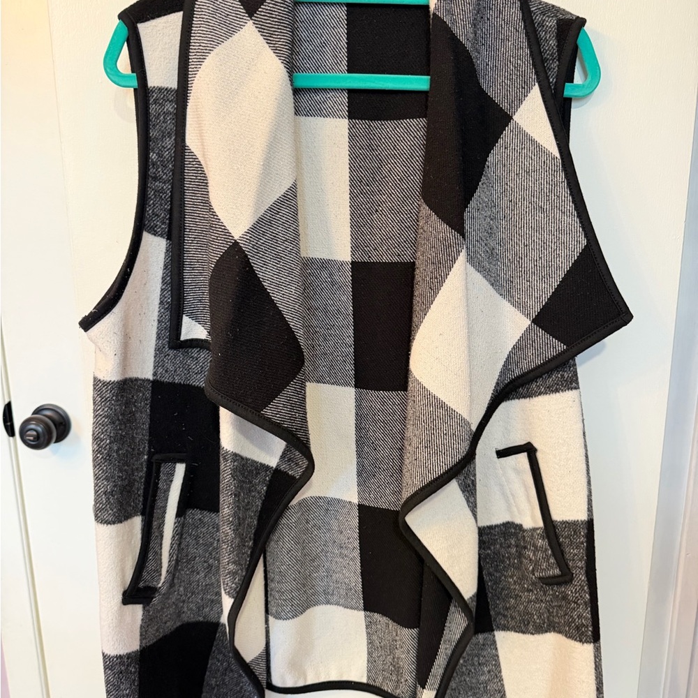 Plaid Open-Front Sleeveless Sweater Vest - Black & White